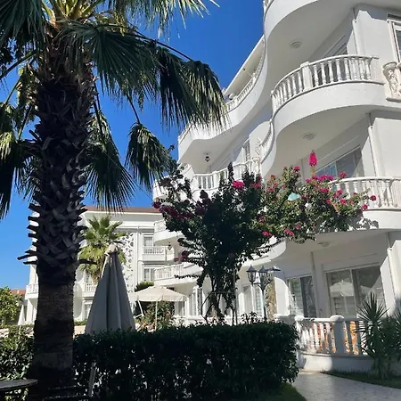 Belka Golf Luxury Poolside Appartement *